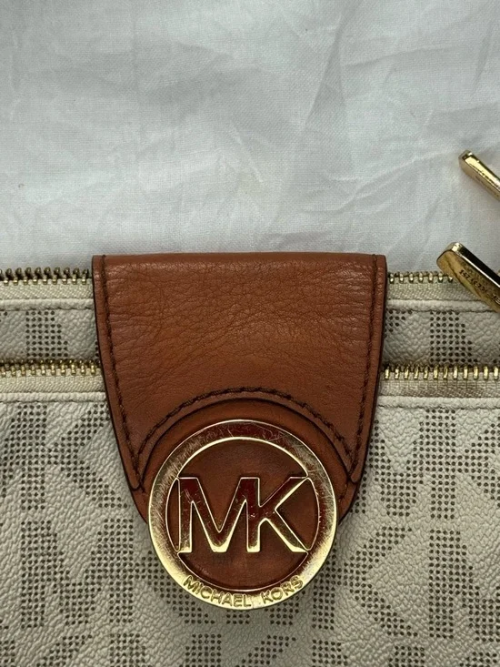 Michael Kors Fulton Vanilla Signature Crossbody - Picture 3 of 16